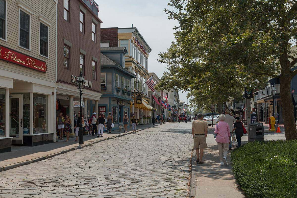 Pedestrians on Thames Street in downtown Newport